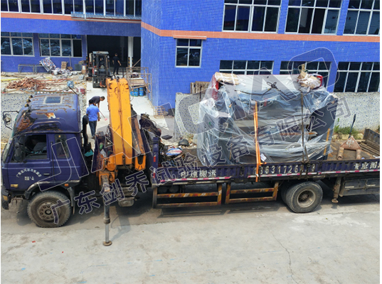 廣東劍喬引進數(shù)控折彎機現(xiàn)場卸貨圖